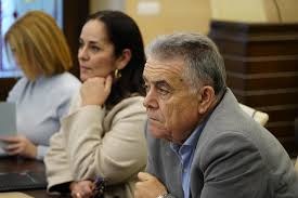 El alcalde de Almonte, Francisco Bella, en una sesión plenaria