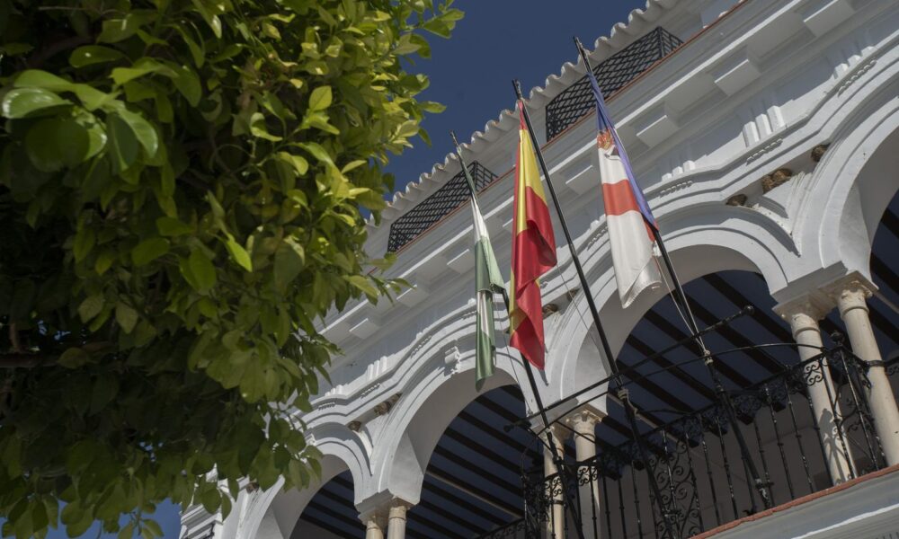Fachada del Ayuntamiento de Almonte con las banderas de Andalucía, España y el municipio