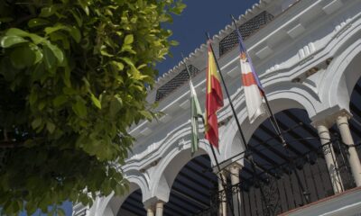 Fachada del Ayuntamiento de Almonte con las banderas de Andalucía, España y el municipio