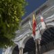 Fachada del Ayuntamiento de Almonte con las banderas de Andalucía, España y el municipio
