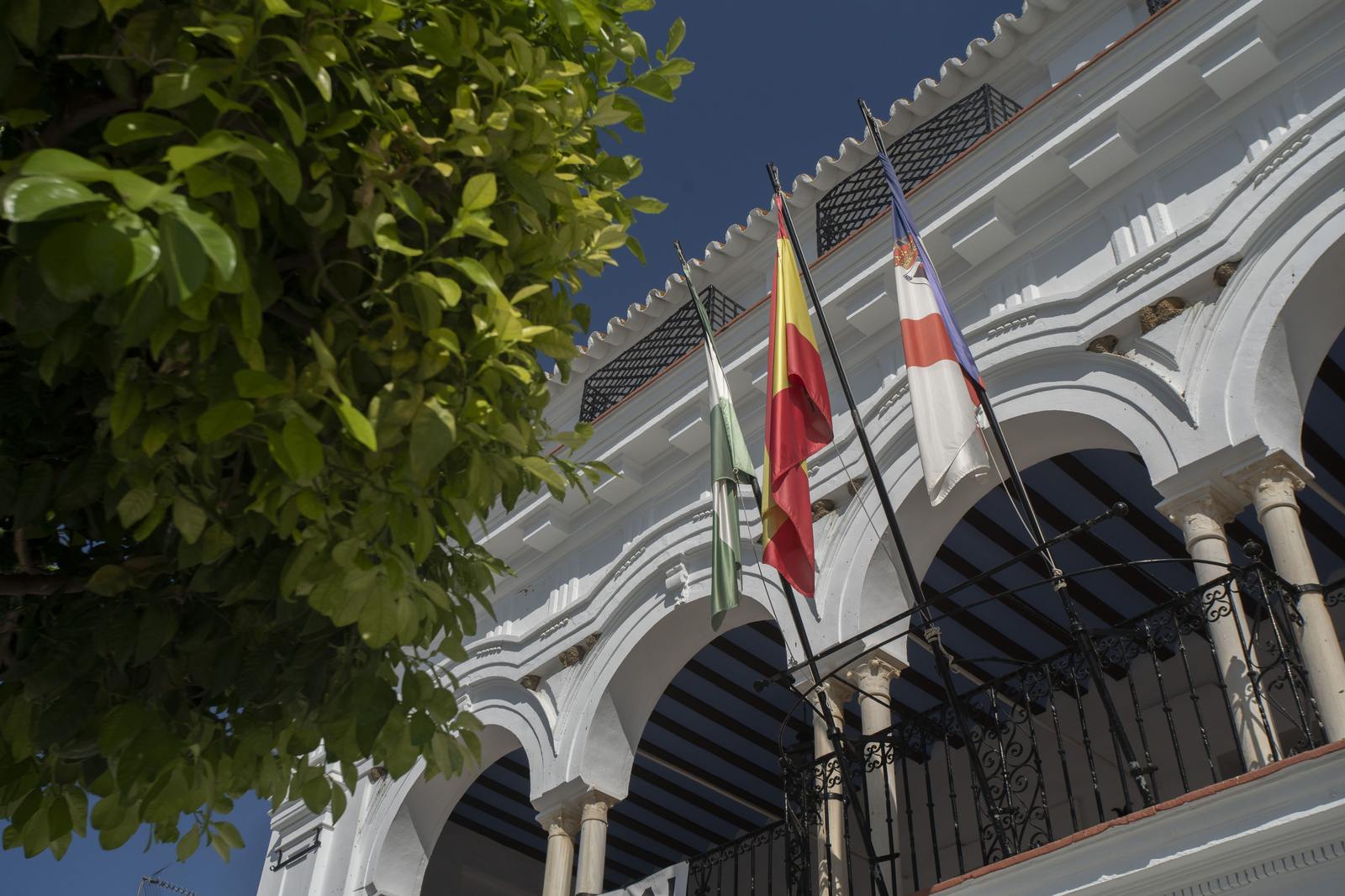 Fachada del Ayuntamiento de Almonte con las banderas de Andalucía, España y el municipio