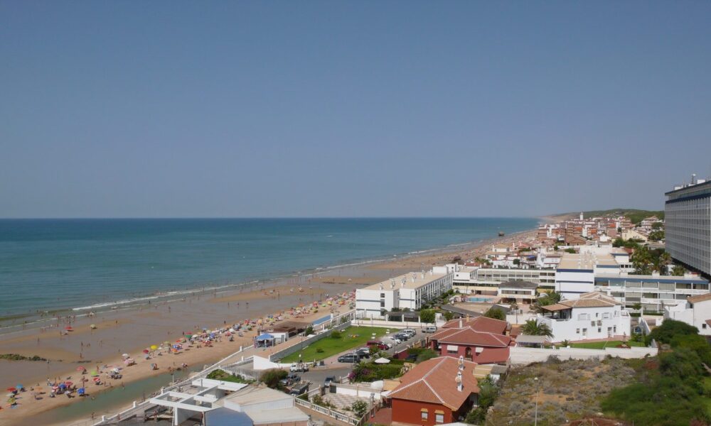 Vista panorámica de la playa y el núcleo de Matalascañas